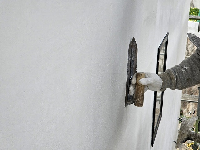注文住宅の漆喰を外壁塗装している様子